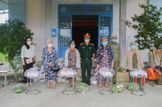 Tặng quà cho người dân bị ảnh hưởng dịch bệnh tại phường An Tịnh, thị xã Trảng Bàng