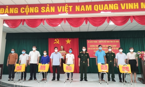 Bộ Quốc phòng trao trên 1.800 “Gói dân sinh mùa Covid” cho người dân thị xã Trảng Bàng