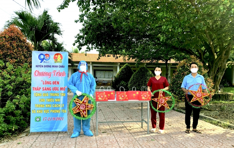 Huyện đoàn Dương Minh Châu tặng quà trung thu và lồng đèn cho thiếu nhi trong khu cách ly