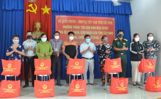 Tân Châu tổ chức trao quà trong chương trình “Gói dân sinh mùa Covid-19” của Quân ủy Trung ương cho người dân
