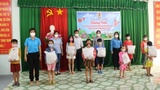 LĐLĐ huyện Gò Dầu tặng quà trung thu cho con đoàn viên, công nhân lao động ở nhà trọ trên địa bàn xã Phước Đông