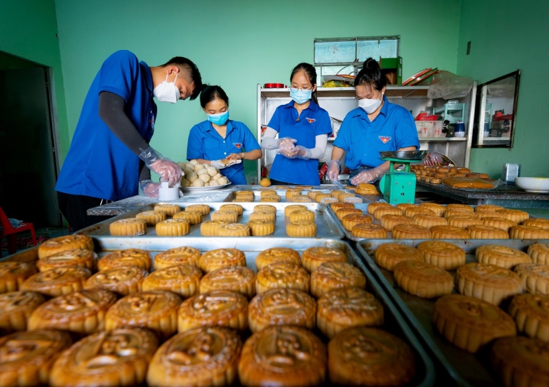 Làm bánh trung thu tặng học sinh có hoàn cảnh khó khăn