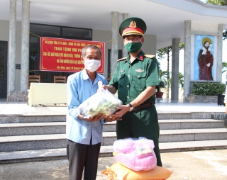 Bộ CHQS tỉnh: Tặng quà cho người dân Hảo Đước