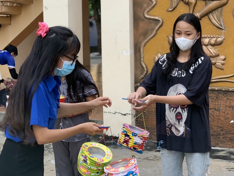 Xã đoàn Trường Tây: Trao quà Trung thu cho thiếu nhi Khmer