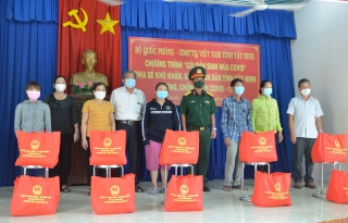Tân Châu: Tổ chức trao quà trong chương trình “ Gói dân sinh mùa Covid”