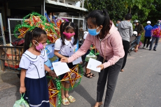 Đoàn thanh niên huyện Dương Minh Châu: Tặng quà trung thu cho trẻ em khó khăn