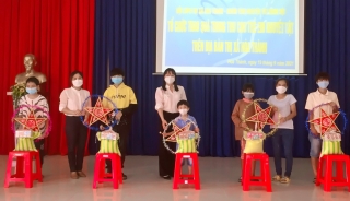 Thị xã Hoà Thành: Trao 100 phần quà trung thu cho trẻ em khuyết tật