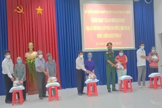 Chủ tịch UB.MTTQ Việt Nam tỉnh trao quà cho hộ khó khăn tại thị xã Hòa Thành
