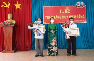 Thành ủy Tây Ninh: Trao Huy hiệu Đảng cho đảng viên ở phường Hiệp Ninh và xã Thạnh Tân