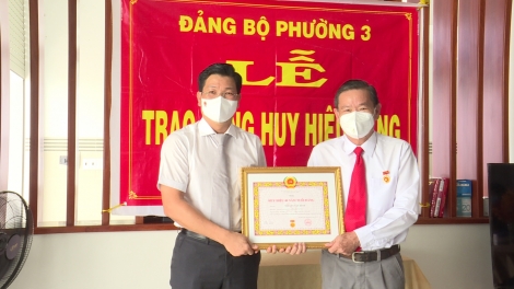 Trao huy hiệu 40 tuổi Đảng cho nguyên Trưởng Ban Nội chính Tỉnh uỷ