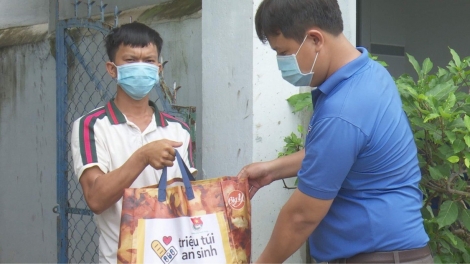 Tặng quà cho người dân có hoàn cảnh khó khăn và trẻ em khuyết tật