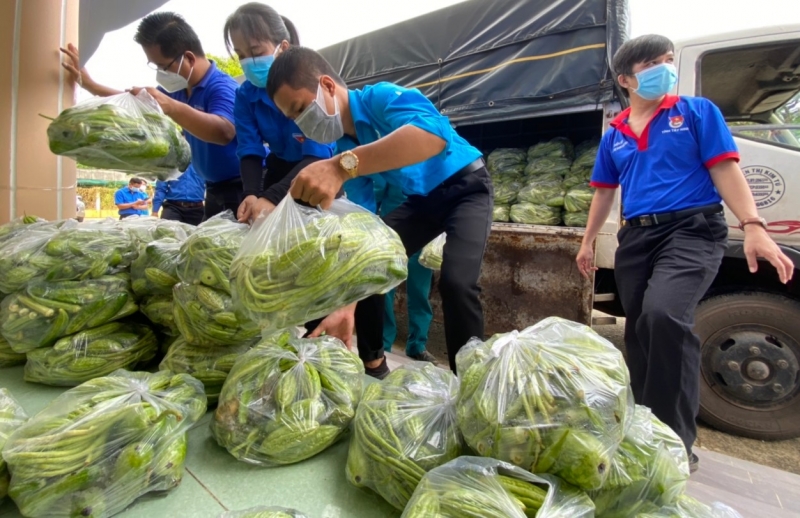 Chương trình “Triệu túi an sinh” trao quà cho người dân xã Chà Là