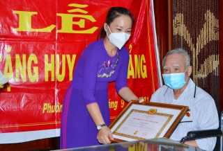 Thành uỷ Tây Ninh: Trao Huy hiệu 50 tuổi Đảng cho đảng viên lão thành