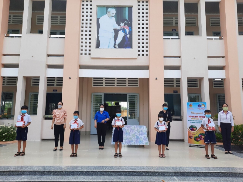 Tặng quà cho học sinh có hoàn cảnh khó khăn