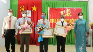 Gò Dầu trao tặng huy hiệu 60, 50, 45 và 30 năm tuổi đảng