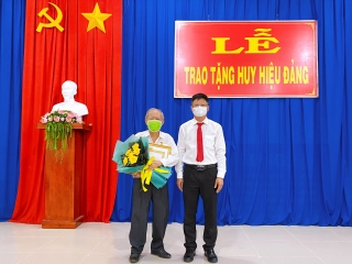 Thành ủy Tây Ninh: Trao Huy hiệu Đảng cho đảng viên Đảng bộ Phường IV và phường Ninh Thạnh