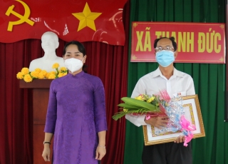 Nguyên Phó Hiệu trưởng Trường Chính trị tỉnh nhận Huy hiệu 40 tuổi Đảng