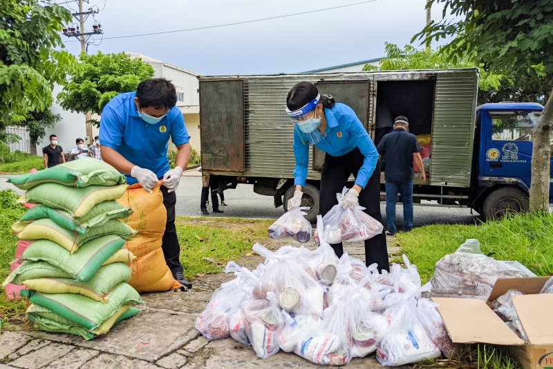 Tặng quà cho công nhân lao động khó khăn tại khu lưu trú công nhân