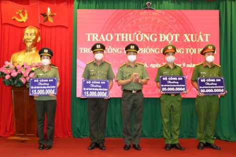 Trao thưởng đột xuất của Bộ Công an, UBND tỉnh cho các tập thể và cá nhân xuất sắc trong đấu tranh phòng, chống tội phạm