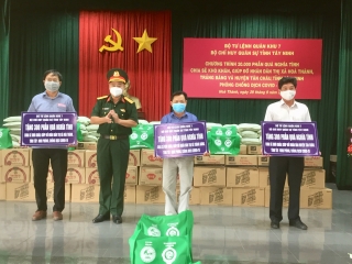 Tặng 1.000 phần quà cho người dân thị xã Hòa Thành, Trảng Bàng và huyện Tân Châu