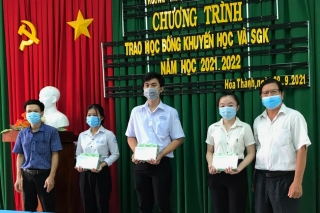 Trường THPT Nguyễn Chí Thanh trao học bổng khuyến học