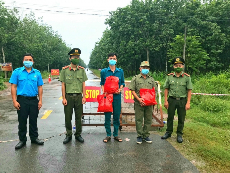 Hỗ trợ 100 phần quà cho học sinh có hoàn cảnh khó khăn trên địa bàn xã Suối Đá