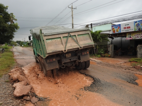 Cần sớm sửa chữa đoạn đường hỏng gần ngã ba Tua Hai