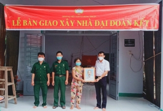 Hội Cựu chiến binh thị xã Trảng Bàng: Trao tặng nhà đại đoàn kết cho hội viên có hoàn cảnh khó khăn.