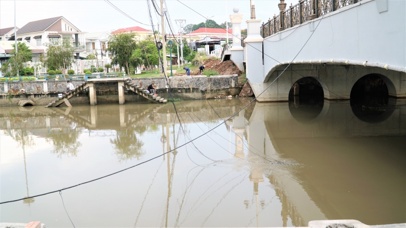 Cáp viễn thông giăng mắc chằng chịt, rũ xuống lòng rạch Tây Ninh