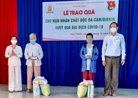 Hòa Thành: Tặng 60 phần quà cho nạn nhân chất độc da cam