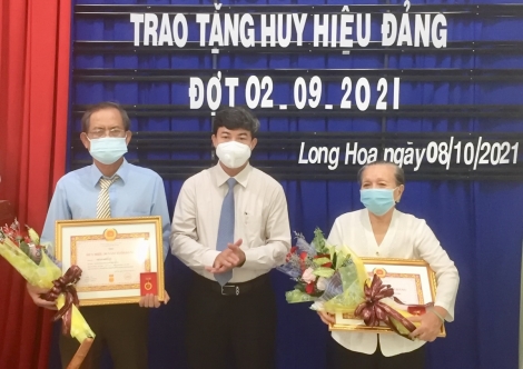 Hòa Thành: Trao Huy hiệu 45 và 30 năm tuổi Đảng cho đảng viên