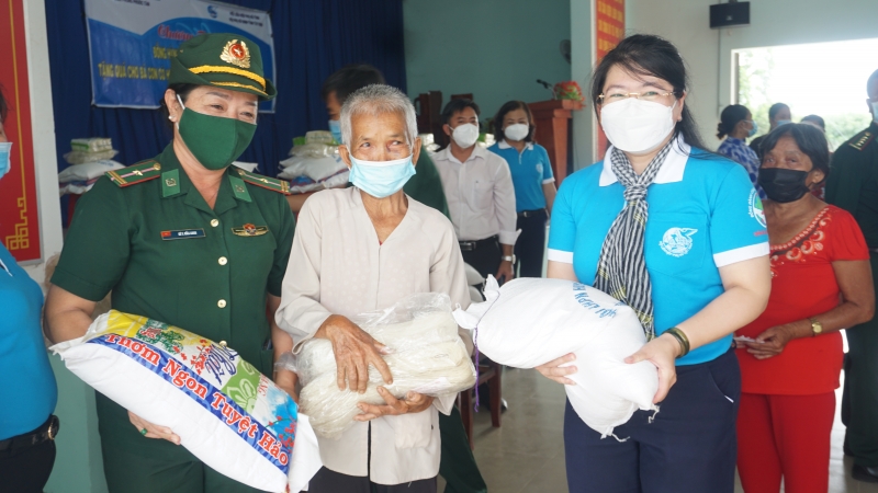 Tặng quà cho phụ nữ vùng biên giới có hoàn cảnh khó khăn