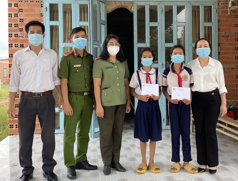 Công an TP. Tây Ninh: Trao học bổng cho thiếu nhi có hoàn cảnh khó khăn