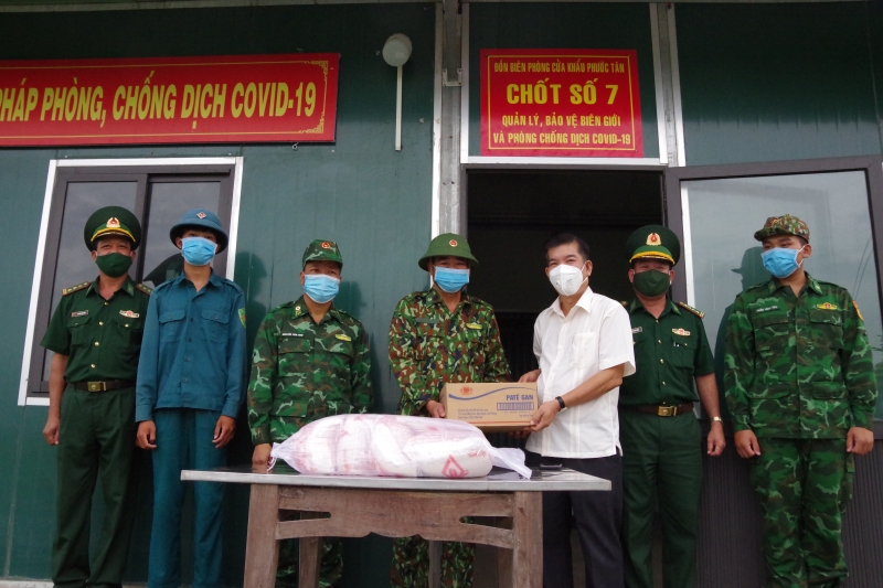 Chuyển quà của Bộ Quốc phòng và TP. Hải Phòng cho lực lượng phòng, chống dịch trên tuyến biên giới