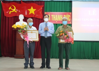 Huyện ủy Gò Dầu trao Huy hiệu 40 và 30 năm tuổi Đảng