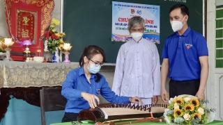 Đoàn viên, thanh niên Hoà Thành tìm hiểu về nhạc cụ dân tộc trong nhạc lễ đạo Cao Đài