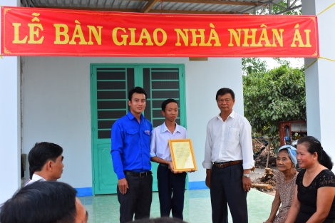 Nhận giải thưởng “Thanh niên sống đẹp”