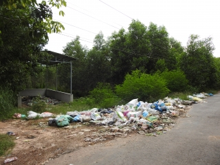 Xã Tân Phong (huyện Tân Biên): Rác bị vứt bừa bãi gây ô nhiễm môi trường