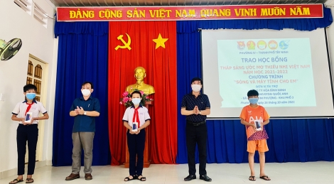 Phường IV: Tặng thiết bị học trực tuyến cho các em học sinh có hoàn cảnh khó khăn