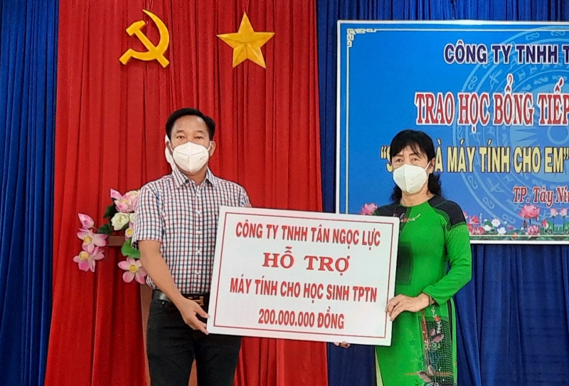 Tặng máy tính và học bổng cho học sinh thành phố Tây Ninh