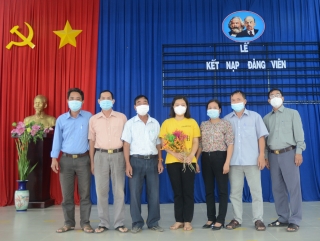 2 quần chúng ưu tú xứng đáng trở thành đảng viên Đảng cộng sản Việt Nam