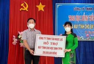 Tặng máy tính và học bổng cho học sinh thành phố Tây Ninh