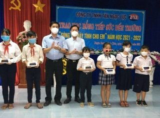 Công ty TNHH Tân Ngọc Lực trao học bổng tiếp sức đến trường “Sóng và máy tính cho em” tại huyện Dương Minh Châu