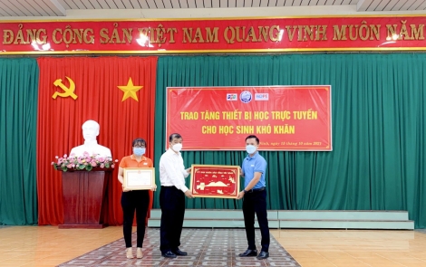 FPT Tây Ninh tặng thiết bị học trực tuyến cho học sinh tỉnh nhà