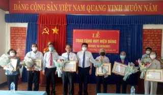 Trảng Bàng trao Huy hiệu Đảng cho 13 đảng viên