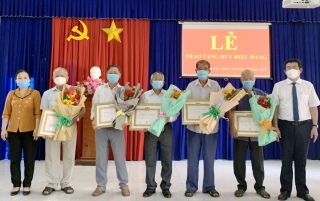 Trao Huy hiệu Đảng cho 5 đảng viên