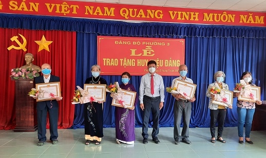 Trao huy hiệu Đảng cho 6 đảng viên ở phường 3