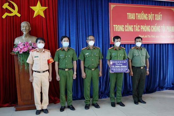 Trao thưởng đột xuất cho Công an thành phố Tây Ninh