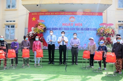 Lãnh đạo tỉnh dự ngày hội đại đoàn kết toàn dân tộc tại xã Cẩm Giang (Gò Dầu)