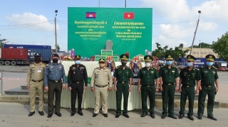 Tặng 450 triệu đồng hỗ trợ lực lượng bảo vệ biên giới Vương quốc Campuchia phòng, chống dịch Covid-19